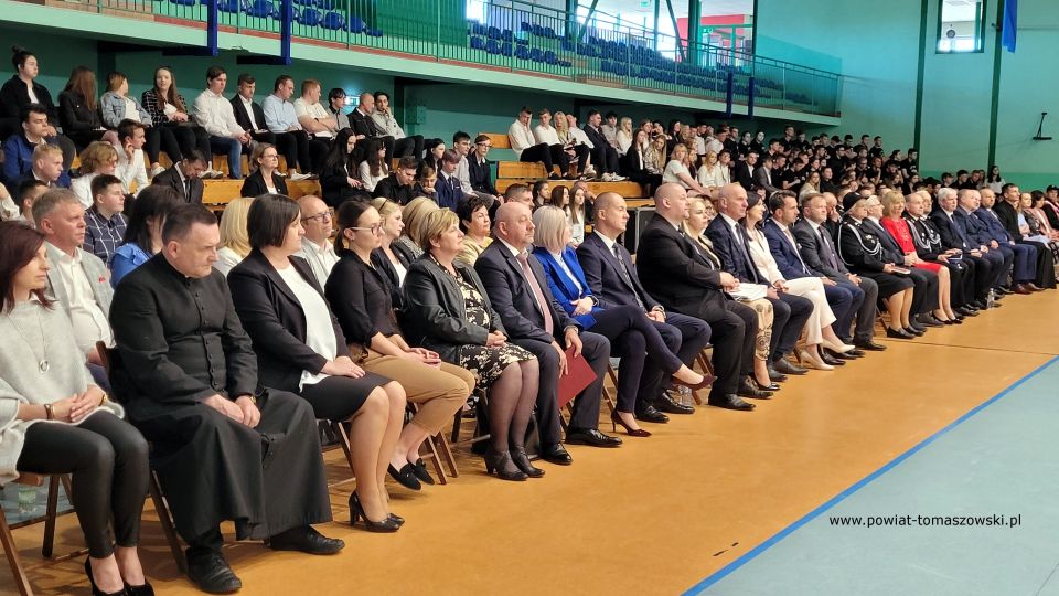 Na zdjęciu: uczestnicy uroczystości nadania sztandaru Zespołowi Szkół Ponadpodstawowych nr 3 im. Jana Pawła II w Tomaszowie Mazowieckim w 102. rocznicę urodzin Jana Pawła II, która odbyła się w środę, 18 maja 2022 roku 