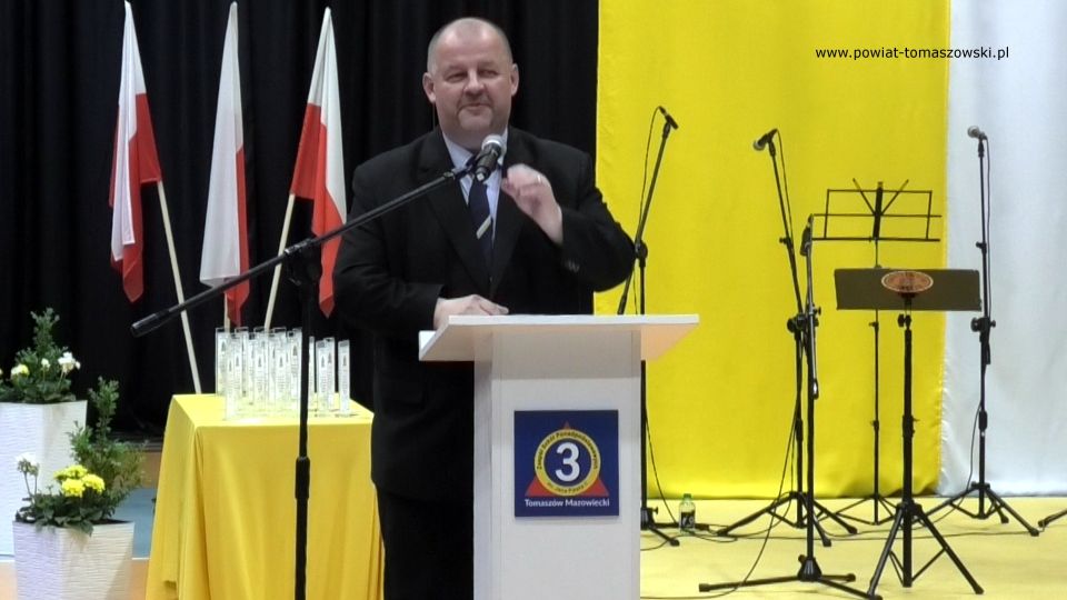 Na zdjęciu: uczestnicy uroczystości nadania sztandaru Zespołowi Szkół Ponadpodstawowych nr 3 im. Jana Pawła II w Tomaszowie Mazowieckim w 102. rocznicę urodzin Jana Pawła II, która odbyła się w środę, 18 maja 2022 roku 