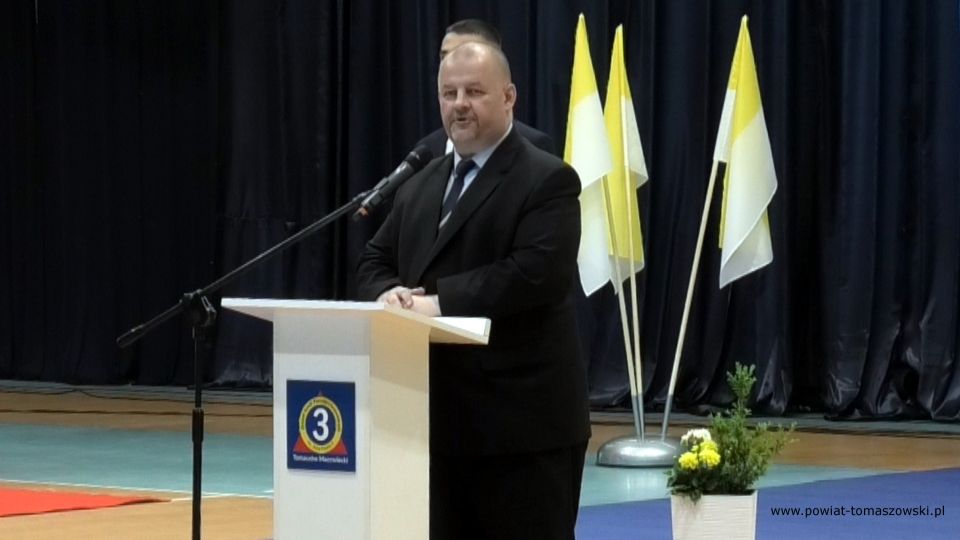 Na zdjęciu: uczestnicy uroczystości nadania sztandaru Zespołowi Szkół Ponadpodstawowych nr 3 im. Jana Pawła II w Tomaszowie Mazowieckim w 102. rocznicę urodzin Jana Pawła II, która odbyła się w środę, 18 maja 2022 roku 