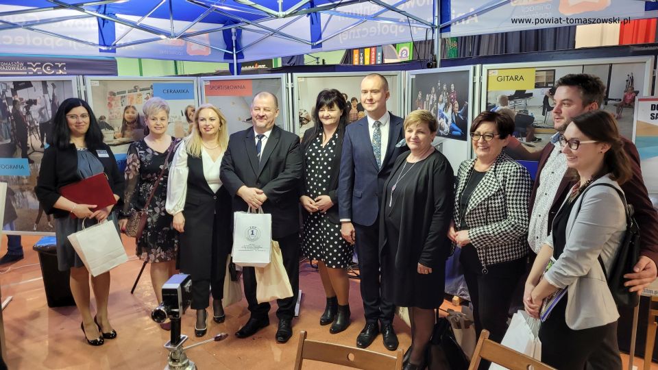 Na zdjęciu: uczestnicy IV Tomaszowskich Targów Edukacji, które odbyły się w hali sportowej w Zespole Szkół Ponadpodstawowych nr 3 w Tomaszowie Mazowieckim w piątek, 22 kwietnia 2022 roku