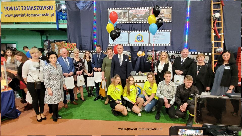 Na zdjęciu: uczestnicy IV Tomaszowskich Targów Edukacji, które odbyły się w hali sportowej w Zespole Szkół Ponadpodstawowych nr 3 w Tomaszowie Mazowieckim w piątek, 22 kwietnia 2022 roku