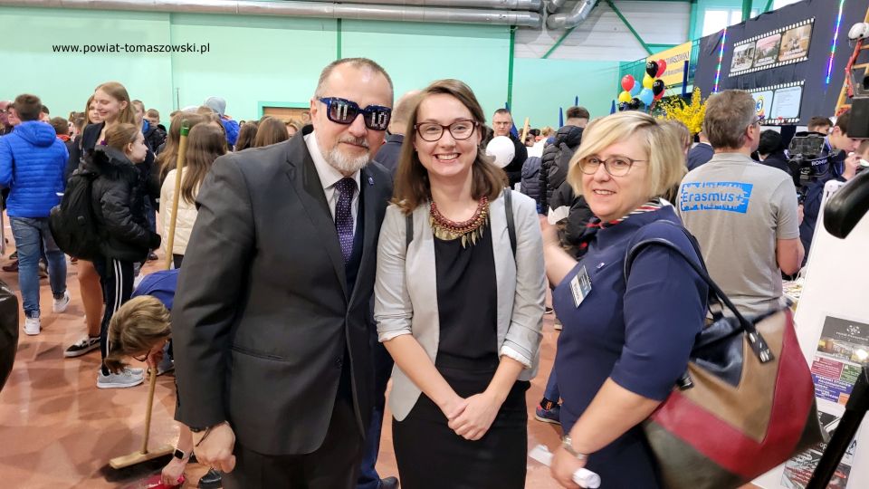 Na zdjęciu: uczestnicy IV Tomaszowskich Targów Edukacji, które odbyły się w hali sportowej w Zespole Szkół Ponadpodstawowych nr 3 w Tomaszowie Mazowieckim w piątek, 22 kwietnia 2022 roku
