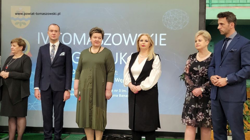 Na zdjęciu: uczestnicy IV Tomaszowskich Targów Edukacji, które odbyły się w hali sportowej w Zespole Szkół Ponadpodstawowych nr 3 w Tomaszowie Mazowieckim w piątek, 22 kwietnia 2022 roku
