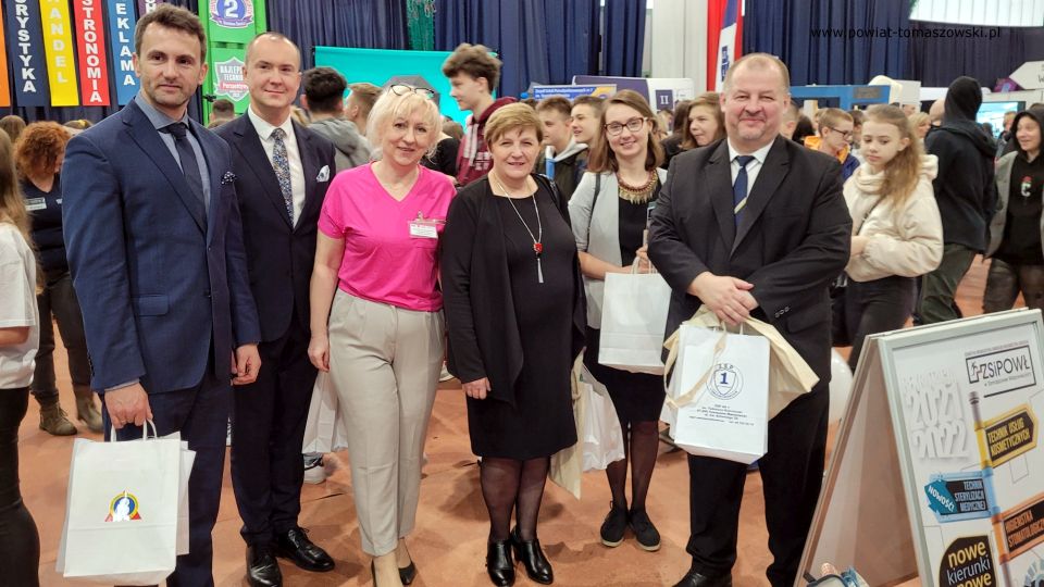 Na zdjęciu: uczestnicy IV Tomaszowskich Targów Edukacji, które odbyły się w hali sportowej w Zespole Szkół Ponadpodstawowych nr 3 w Tomaszowie Mazowieckim w piątek, 22 kwietnia 2022 roku