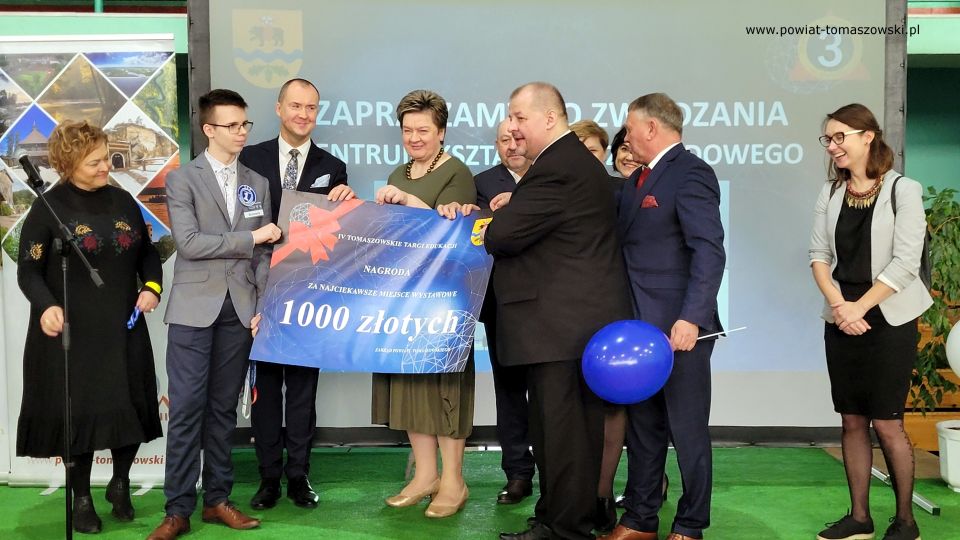 Na zdjęciu: uczestnicy IV Tomaszowskich Targów Edukacji, które odbyły się w hali sportowej w Zespole Szkół Ponadpodstawowych nr 3 w Tomaszowie Mazowieckim w piątek, 22 kwietnia 2022 roku