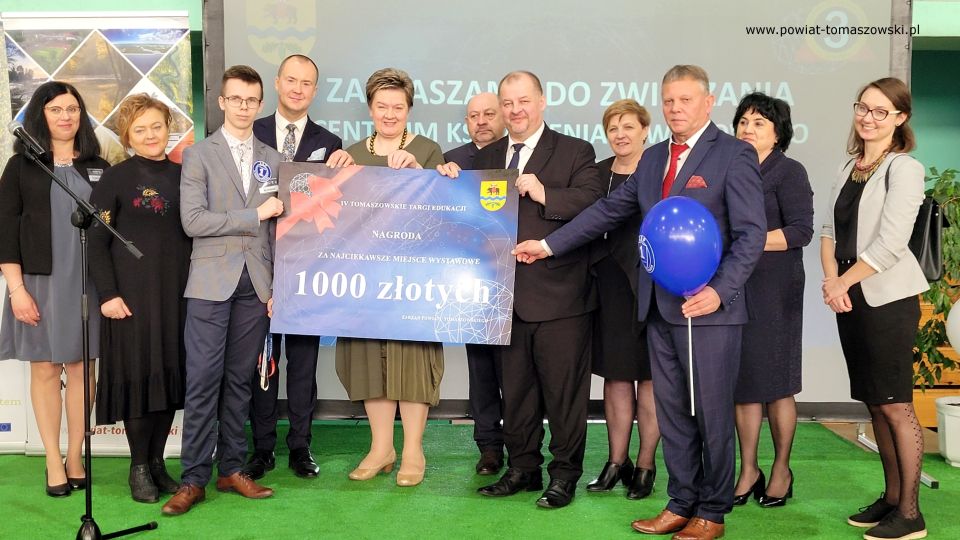 Na zdjęciu: uczestnicy IV Tomaszowskich Targów Edukacji, które odbyły się w hali sportowej w Zespole Szkół Ponadpodstawowych nr 3 w Tomaszowie Mazowieckim w piątek, 22 kwietnia 2022 roku