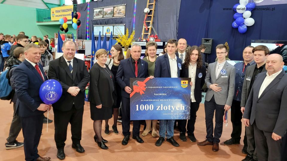Na zdjęciu: uczestnicy IV Tomaszowskich Targów Edukacji, które odbyły się w hali sportowej w Zespole Szkół Ponadpodstawowych nr 3 w Tomaszowie Mazowieckim w piątek, 22 kwietnia 2022 roku