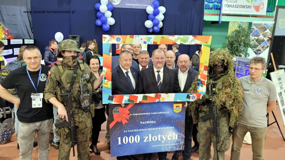 Na zdjęciu: uczestnicy IV Tomaszowskich Targów Edukacji, które odbyły się w hali sportowej w Zespole Szkół Ponadpodstawowych nr 3 w Tomaszowie Mazowieckim w piątek, 22 kwietnia 2022 roku