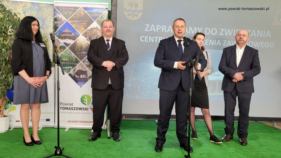Na zdjęciu: uczestnicy IV Tomaszowskich Targów Edukacji, które odbyły się w hali sportowej w Zespole Szkół Ponadpodstawowych nr 3 w Tomaszowie Mazowieckim w piątek, 22 kwietnia 2022 roku