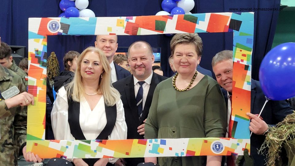 Na zdjęciu: uczestnicy IV Tomaszowskich Targów Edukacji, które odbyły się w hali sportowej w Zespole Szkół Ponadpodstawowych nr 3 w Tomaszowie Mazowieckim w piątek, 22 kwietnia 2022 roku