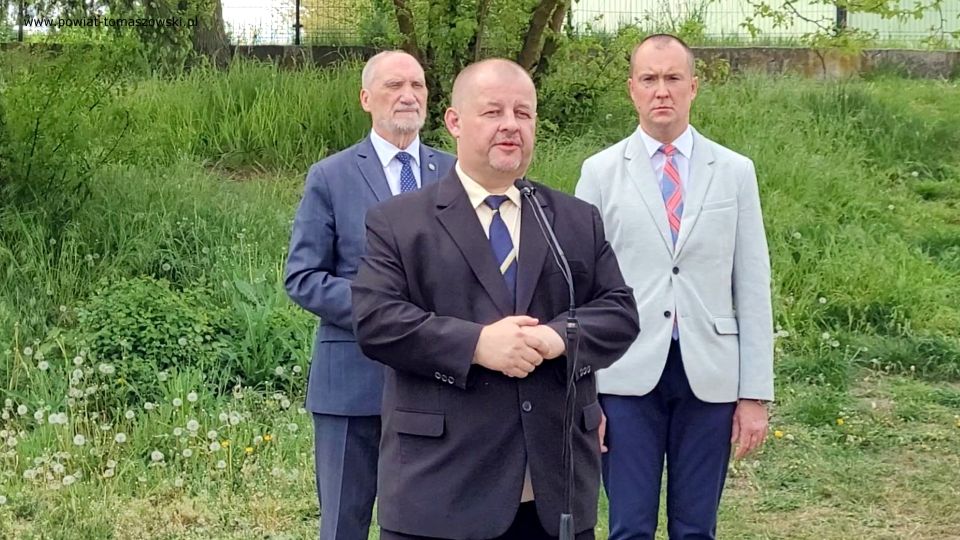 Na zdjęciu: uczestnicy konferencji prasowej, podczas której Mariusz Węgrzynowski – Starosta Powiatu Tomaszowskiego, przekazał informację o pozyskaniu 2 250 tysięcy złotych dla Tomaszowskiego Centrum Zdrowia na zakup kolejnego potrzebnego do leczenia nowoczesnego sprzętu. która odbyła się we wtorek, 17 maja 2022 roku 