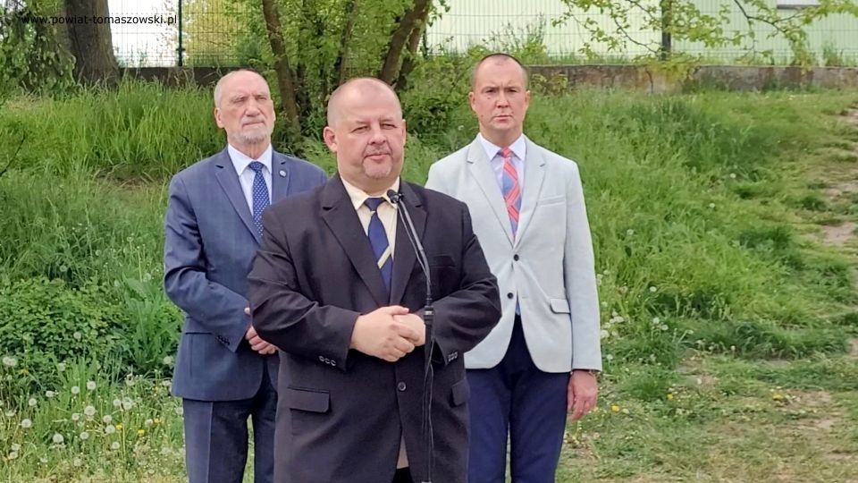 Na zdjęciu: uczestnicy konferencji prasowej, podczas której Mariusz Węgrzynowski – Starosta Powiatu Tomaszowskiego, przekazał informację o pozyskaniu 2 250 tysięcy złotych dla Tomaszowskiego Centrum Zdrowia na zakup kolejnego potrzebnego do leczenia nowoczesnego sprzętu. która odbyła się we wtorek, 17 maja 2022 roku 