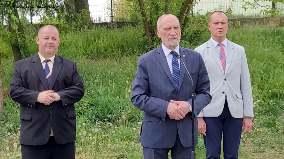 Na zdjęciu: uczestnicy konferencji prasowej, podczas której Mariusz Węgrzynowski – Starosta Powiatu Tomaszowskiego, przekazał informację o pozyskaniu 2 250 tysięcy złotych dla Tomaszowskiego Centrum Zdrowia na zakup kolejnego potrzebnego do leczenia nowoczesnego sprzętu. która odbyła się we wtorek, 17 maja 2022 roku 