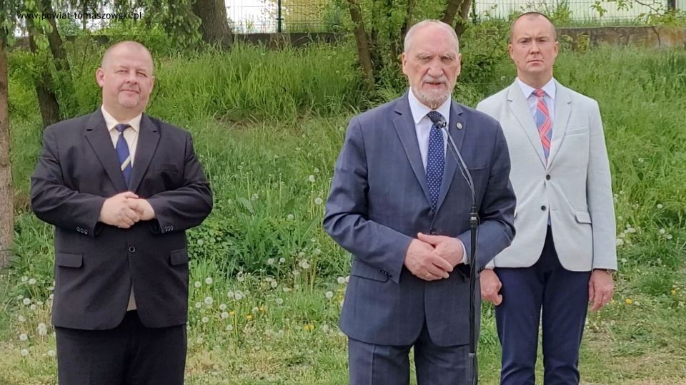 Na zdjęciu: uczestnicy konferencji prasowej, podczas której Mariusz Węgrzynowski – Starosta Powiatu Tomaszowskiego, przekazał informację o pozyskaniu 2 250 tysięcy złotych dla Tomaszowskiego Centrum Zdrowia na zakup kolejnego potrzebnego do leczenia nowoczesnego sprzętu. która odbyła się we wtorek, 17 maja 2022 roku 