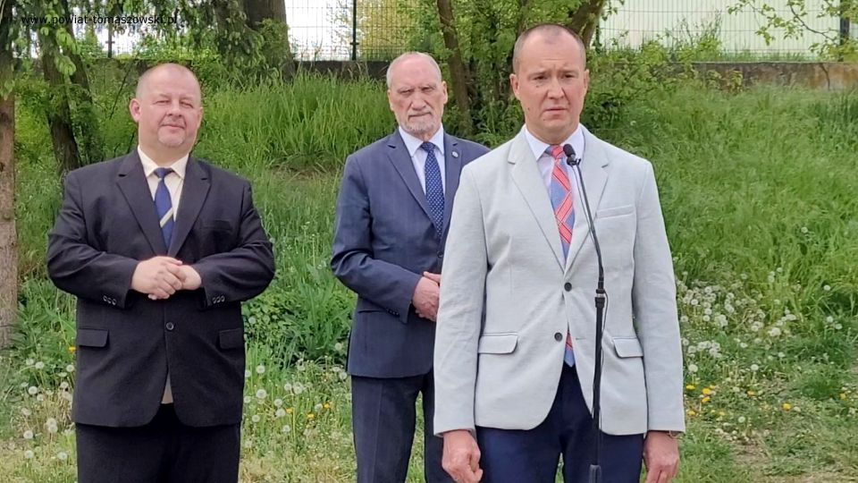 Na zdjęciu: uczestnicy konferencji prasowej, podczas której Mariusz Węgrzynowski – Starosta Powiatu Tomaszowskiego, przekazał informację o pozyskaniu 2 250 tysięcy złotych dla Tomaszowskiego Centrum Zdrowia na zakup kolejnego potrzebnego do leczenia nowoczesnego sprzętu. która odbyła się we wtorek, 17 maja 2022 roku 