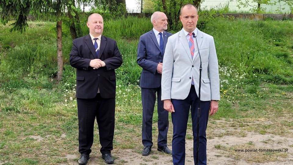 Na zdjęciu: uczestnicy konferencji prasowej, podczas której Mariusz Węgrzynowski – Starosta Powiatu Tomaszowskiego, przekazał informację o pozyskaniu 2 250 tysięcy złotych dla Tomaszowskiego Centrum Zdrowia na zakup kolejnego potrzebnego do leczenia nowoczesnego sprzętu. która odbyła się we wtorek, 17 maja 2022 roku 