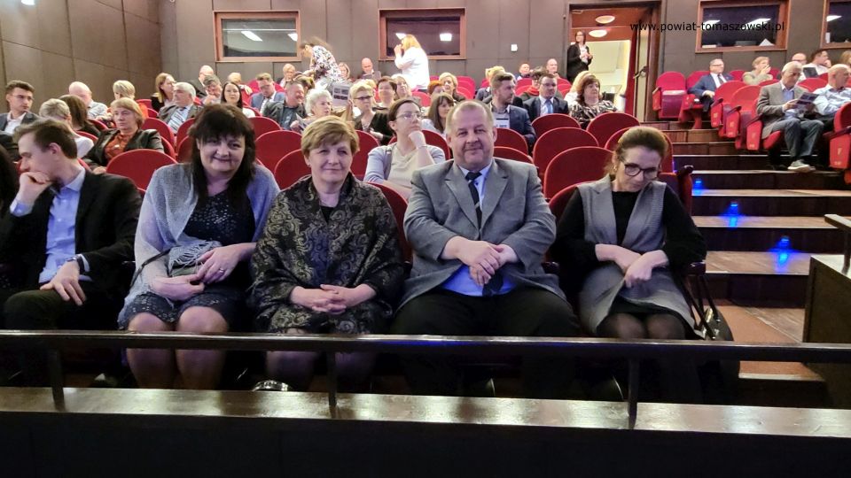 Zdjęcie z uroczystości odznaczenia artystów z województwa łódzkiego w Teatrze Wielkim w Łodzi, która odbyła się we wtorek, 26 kwietnia 2022 roku Zdjęcie z uroczystości odznaczenia artystów z województwa łódzkiego w Teatrze Wielkim w Łodzi, która odbyła się we wtorek, 26 kwietnia 2022 roku