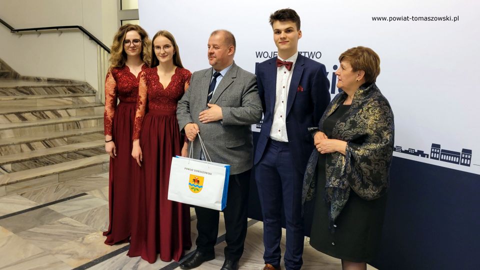 Zdjęcie z uroczystości odznaczenia artystów z województwa łódzkiego w Teatrze Wielkim w Łodzi, która odbyła się we wtorek, 26 kwietnia 2022 roku Zdjęcie z uroczystości odznaczenia artystów z województwa łódzkiego w Teatrze Wielkim w Łodzi, która odbyła się we wtorek, 26 kwietnia 2022 roku