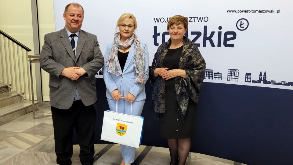 Zdjęcie z uroczystości odznaczenia artystów z województwa łódzkiego w Teatrze Wielkim w Łodzi, która odbyła się we wtorek, 26 kwietnia 2022 roku Zdjęcie z uroczystości odznaczenia artystów z województwa łódzkiego w Teatrze Wielkim w Łodzi, która odbyła się we wtorek, 26 kwietnia 2022 roku