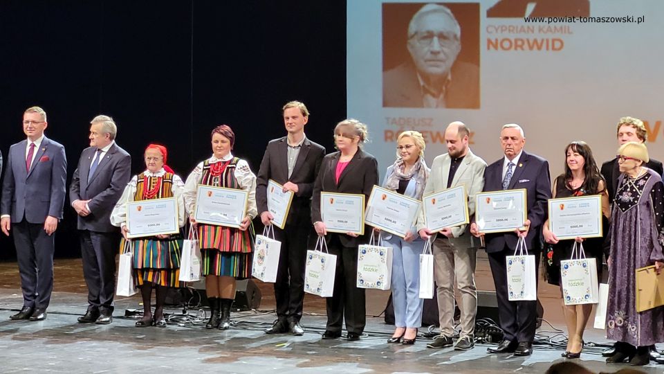Zdjęcie z uroczystości odznaczenia artystów z województwa łódzkiego w Teatrze Wielkim w Łodzi, która odbyła się we wtorek, 26 kwietnia 2022 roku Zdjęcie z uroczystości odznaczenia artystów z województwa łódzkiego w Teatrze Wielkim w Łodzi, która odbyła się we wtorek, 26 kwietnia 2022 roku