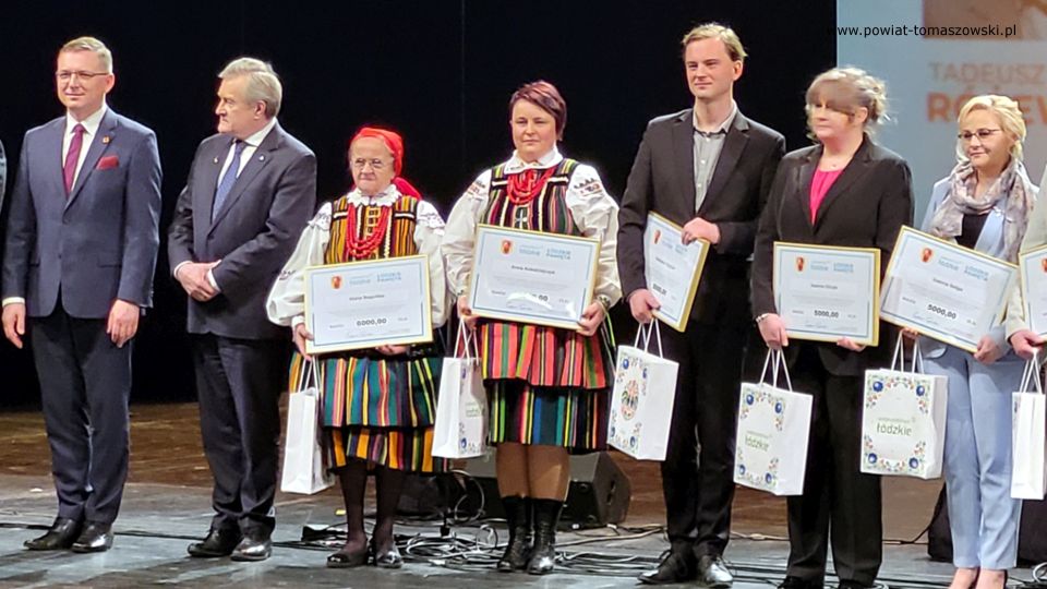 Zdjęcie z uroczystości odznaczenia artystów z województwa łódzkiego w Teatrze Wielkim w Łodzi, która odbyła się we wtorek, 26 kwietnia 2022 roku Zdjęcie z uroczystości odznaczenia artystów z województwa łódzkiego w Teatrze Wielkim w Łodzi, która odbyła się we wtorek, 26 kwietnia 2022 roku