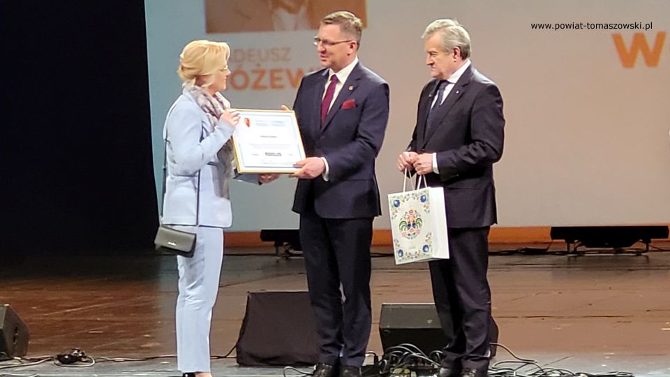 Zdjęcie z uroczystości odznaczenia artystów z województwa łódzkiego w Teatrze Wielkim w Łodzi, która odbyła się we wtorek, 26 kwietnia 2022 roku Zdjęcie z uroczystości odznaczenia artystów z województwa łódzkiego w Teatrze Wielkim w Łodzi, która odbyła się we wtorek, 26 kwietnia 2022 roku