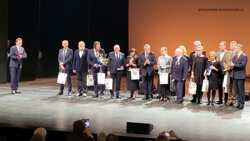 Zdjęcie z uroczystości odznaczenia artystów z województwa łódzkiego w Teatrze Wielkim w Łodzi, która odbyła się we wtorek, 26 kwietnia 2022 roku Zdjęcie z uroczystości odznaczenia artystów z województwa łódzkiego w Teatrze Wielkim w Łodzi, która odbyła się we wtorek, 26 kwietnia 2022 roku