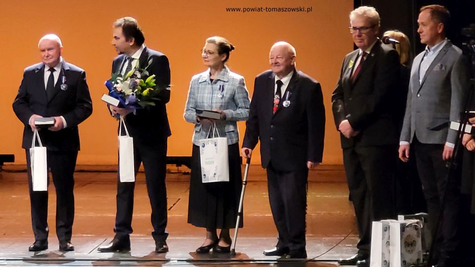 Zdjęcie z uroczystości odznaczenia artystów z województwa łódzkiego w Teatrze Wielkim w Łodzi, która odbyła się we wtorek, 26 kwietnia 2022 roku Zdjęcie z uroczystości odznaczenia artystów z województwa łódzkiego w Teatrze Wielkim w Łodzi, która odbyła się we wtorek, 26 kwietnia 2022 roku