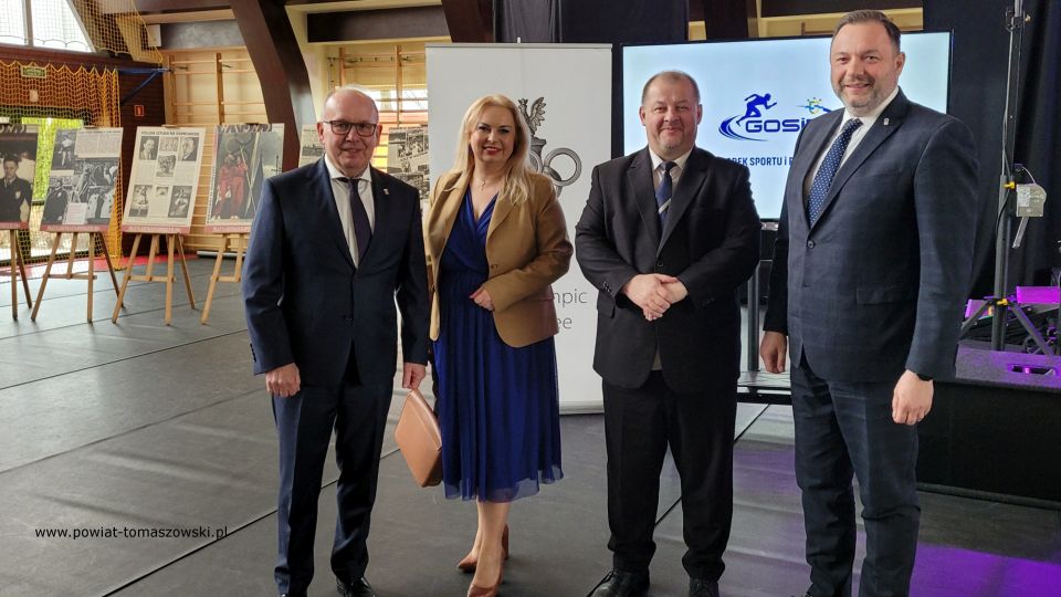 Na zdjęciu: uczestnicy uroczystości otwarcia 58. Centralnych Uroczystości Dni Olimpijczyka, która odbyła się w hali sportowej w Ujeździe w środę, 19 kwietnia 2022 roku Na zdjęciu: uczestnicy uroczystości otwarcia 58. Centralnych Uroczystości Dni Olimpijczyka, która odbyła się w hali sportowej w Ujeździe w środę, 19 kwietnia 2022 roku