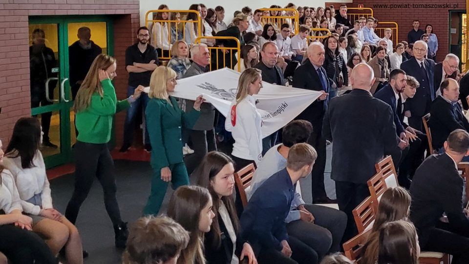 Na zdjęciu: uczestnicy uroczystości otwarcia 58. Centralnych Uroczystości Dni Olimpijczyka, która odbyła się w hali sportowej w Ujeździe w środę, 19 kwietnia 2022 roku Na zdjęciu: uczestnicy uroczystości otwarcia 58. Centralnych Uroczystości Dni Olimpijczyka, która odbyła się w hali sportowej w Ujeździe w środę, 19 kwietnia 2022 roku