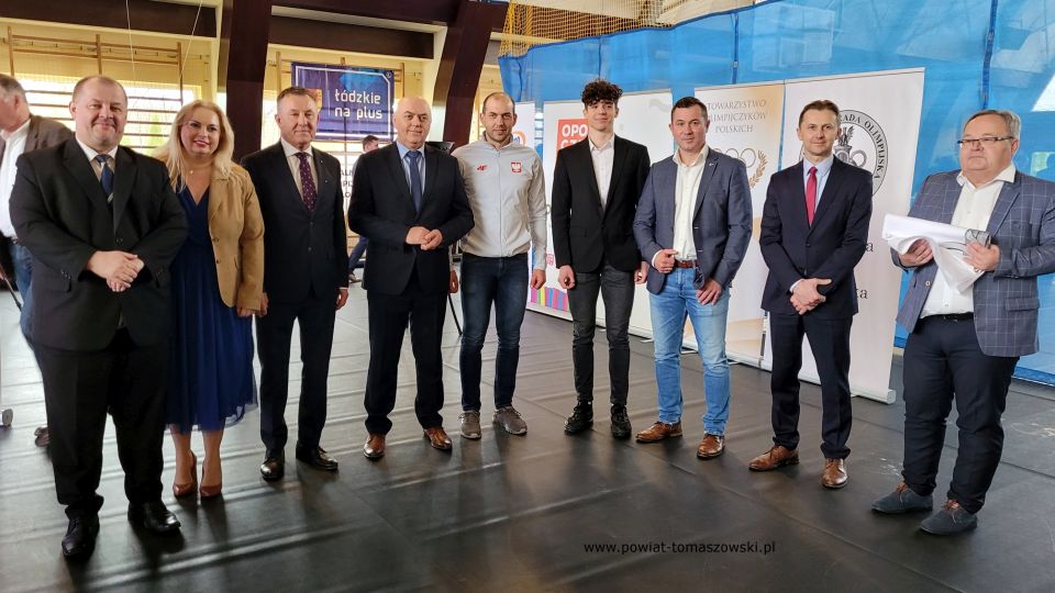 Na zdjęciu: uczestnicy uroczystości otwarcia 58. Centralnych Uroczystości Dni Olimpijczyka, która odbyła się w hali sportowej w Ujeździe w środę, 19 kwietnia 2022 roku Na zdjęciu: uczestnicy uroczystości otwarcia 58. Centralnych Uroczystości Dni Olimpijczyka, która odbyła się w hali sportowej w Ujeździe w środę, 19 kwietnia 2022 roku