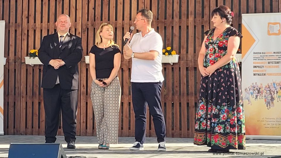 Na zdjęciu: uczestnicy Biesiady Świętojańskiej, zorganizowanej przez Powiatowe Centrum Animacji Społecznej w Tomaszowie Mazowieckim, która odbyła się w sobotę, 18 czerwca 2022 roku, na terenie PCAS