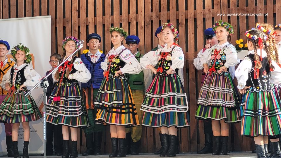 Na zdjęciu: uczestnicy Biesiady Świętojańskiej, zorganizowanej przez Powiatowe Centrum Animacji Społecznej w Tomaszowie Mazowieckim, która odbyła się w sobotę, 18 czerwca 2022 roku, na terenie PCAS