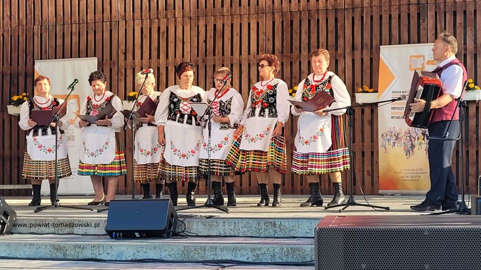 Na zdjęciu: uczestnicy Biesiady Świętojańskiej, zorganizowanej przez Powiatowe Centrum Animacji Społecznej w Tomaszowie Mazowieckim, która odbyła się w sobotę, 18 czerwca 2022 roku, na terenie PCAS