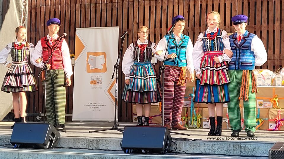 Na zdjęciu: uczestnicy Biesiady Świętojańskiej, zorganizowanej przez Powiatowe Centrum Animacji Społecznej w Tomaszowie Mazowieckim, która odbyła się w sobotę, 18 czerwca 2022 roku, na terenie PCAS