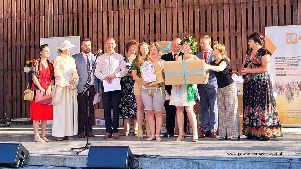 Na zdjęciu: uczestnicy Biesiady Świętojańskiej, zorganizowanej przez Powiatowe Centrum Animacji Społecznej w Tomaszowie Mazowieckim, która odbyła się w sobotę, 18 czerwca 2022 roku, na terenie PCAS