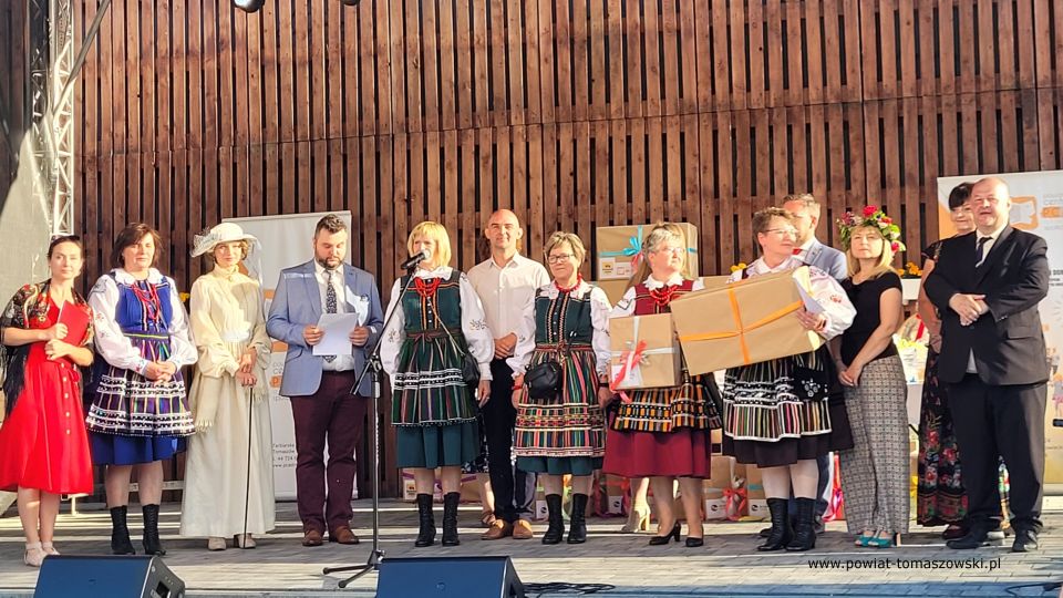 Na zdjęciu: uczestnicy Biesiady Świętojańskiej, zorganizowanej przez Powiatowe Centrum Animacji Społecznej w Tomaszowie Mazowieckim, która odbyła się w sobotę, 18 czerwca 2022 roku, na terenie PCAS