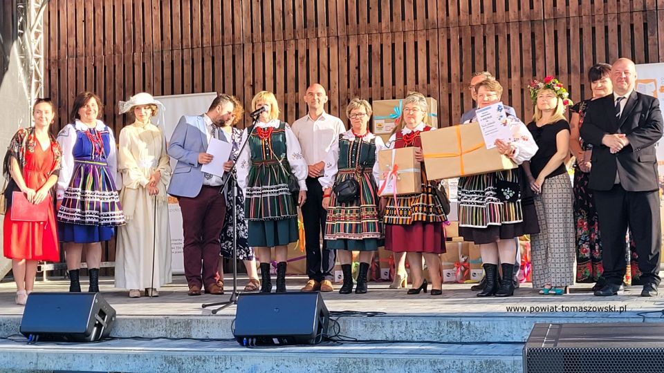 Na zdjęciu: uczestnicy Biesiady Świętojańskiej, zorganizowanej przez Powiatowe Centrum Animacji Społecznej w Tomaszowie Mazowieckim, która odbyła się w sobotę, 18 czerwca 2022 roku, na terenie PCAS