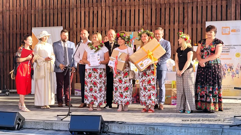 Na zdjęciu: uczestnicy Biesiady Świętojańskiej, zorganizowanej przez Powiatowe Centrum Animacji Społecznej w Tomaszowie Mazowieckim, która odbyła się w sobotę, 18 czerwca 2022 roku, na terenie PCAS