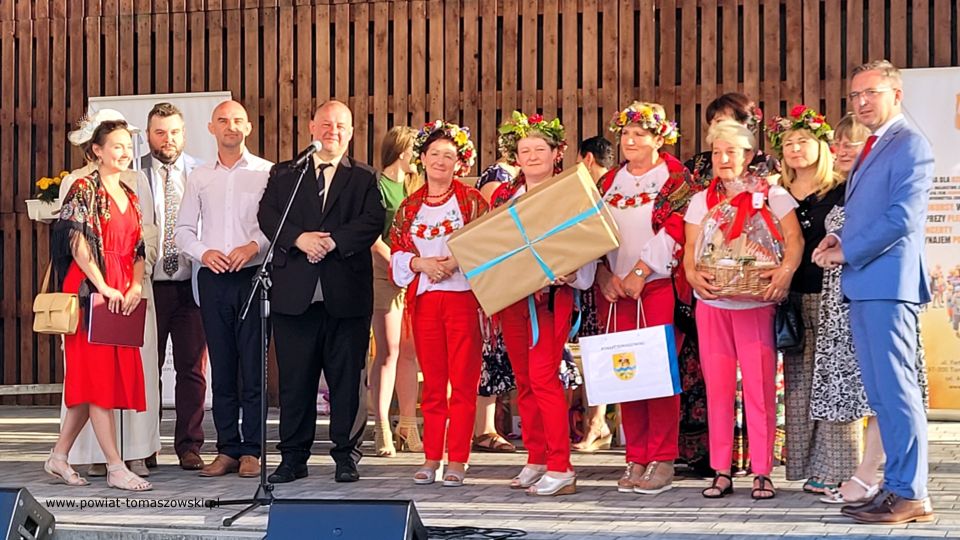 Na zdjęciu: uczestnicy Biesiady Świętojańskiej, zorganizowanej przez Powiatowe Centrum Animacji Społecznej w Tomaszowie Mazowieckim, która odbyła się w sobotę, 18 czerwca 2022 roku, na terenie PCAS