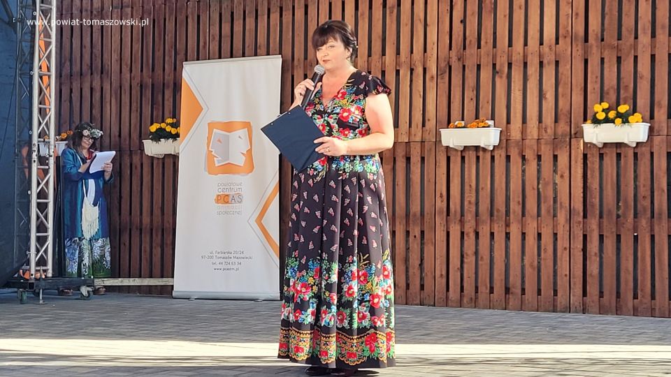 Na zdjęciu: uczestnicy Biesiady Świętojańskiej, zorganizowanej przez Powiatowe Centrum Animacji Społecznej w Tomaszowie Mazowieckim, która odbyła się w sobotę, 18 czerwca 2022 roku, na terenie PCAS