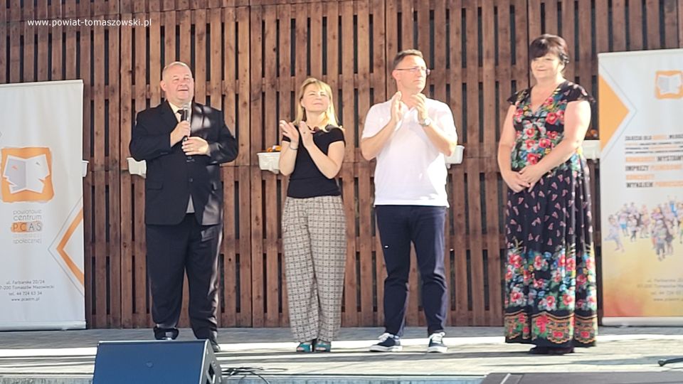 Na zdjęciu: uczestnicy Biesiady Świętojańskiej, zorganizowanej przez Powiatowe Centrum Animacji Społecznej w Tomaszowie Mazowieckim, która odbyła się w sobotę, 18 czerwca 2022 roku, na terenie PCAS