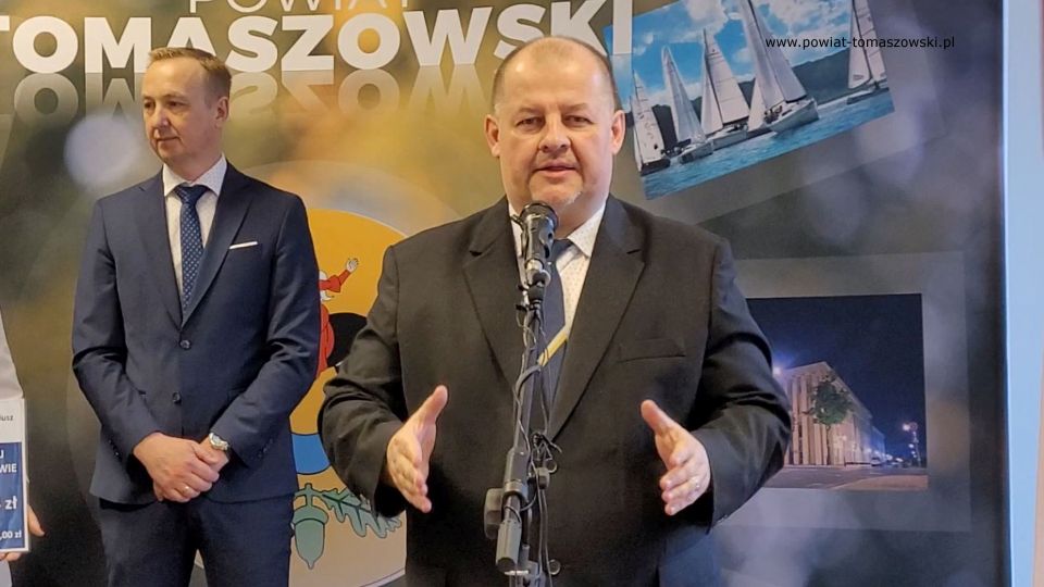 Na zdjęciu: uczestnicy konferencji prasowej, podczas której podpisana została umowa na remont ulicy Wiejskiej w Tomaszowie Mazowieckim, która odbyła się w Starostwie Powiatowym w Tomaszowie Mazowieckim w piątek, 8 kwietnia 2022 roku