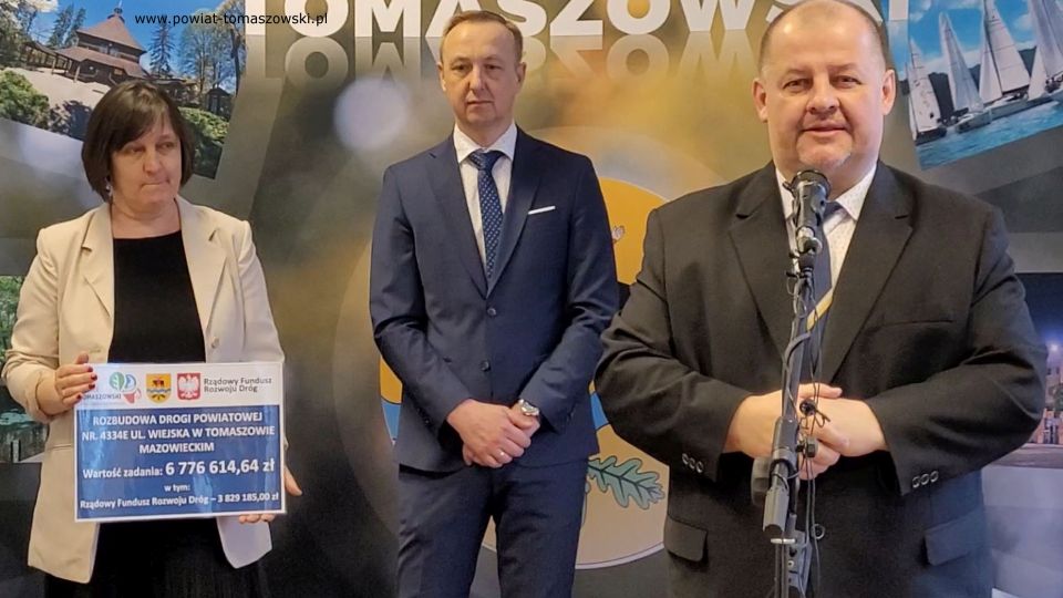 Na zdjęciu: uczestnicy konferencji prasowej, podczas której podpisana została umowa na remont ulicy Wiejskiej w Tomaszowie Mazowieckim, która odbyła się w Starostwie Powiatowym w Tomaszowie Mazowieckim w piątek, 8 kwietnia 2022 roku