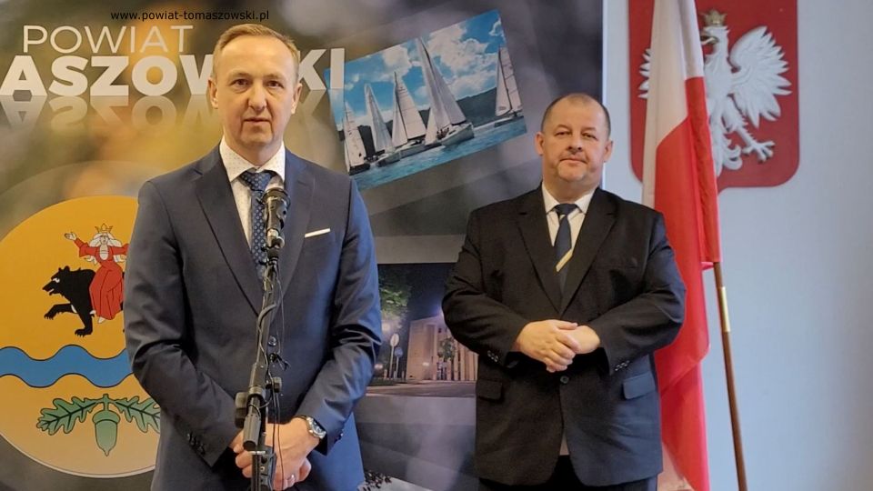 Na zdjęciu: uczestnicy konferencji prasowej, podczas której podpisana została umowa na remont ulicy Wiejskiej w Tomaszowie Mazowieckim, która odbyła się w Starostwie Powiatowym w Tomaszowie Mazowieckim w piątek, 8 kwietnia 2022 roku