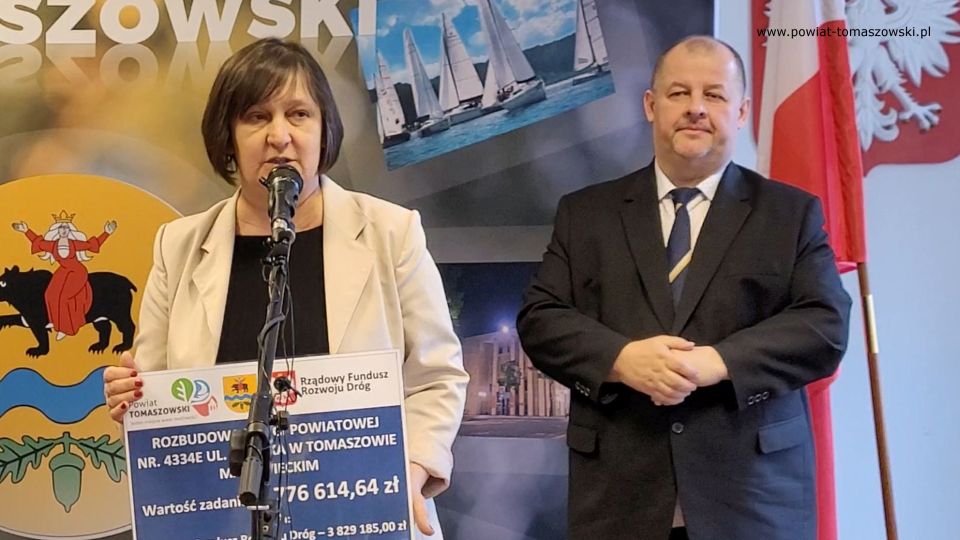 Na zdjęciu: uczestnicy konferencji prasowej, podczas której podpisana została umowa na remont ulicy Wiejskiej w Tomaszowie Mazowieckim, która odbyła się w Starostwie Powiatowym w Tomaszowie Mazowieckim w piątek, 8 kwietnia 2022 roku