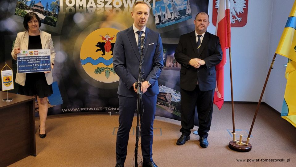 Na zdjęciu: uczestnicy konferencji prasowej, podczas której podpisana została umowa na remont ulicy Wiejskiej w Tomaszowie Mazowieckim, która odbyła się w Starostwie Powiatowym w Tomaszowie Mazowieckim w piątek, 8 kwietnia 2022 roku