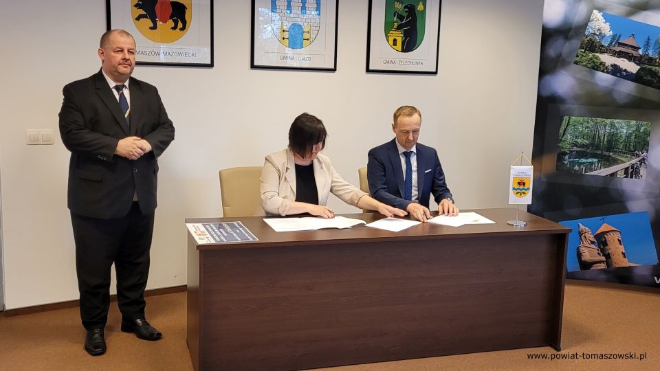 Na zdjęciu: uczestnicy konferencji prasowej, podczas której podpisana została umowa na remont ulicy Wiejskiej w Tomaszowie Mazowieckim, która odbyła się w Starostwie Powiatowym w Tomaszowie Mazowieckim w piątek, 8 kwietnia 2022 roku