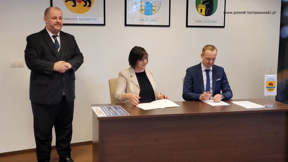 Na zdjęciu: uczestnicy konferencji prasowej, podczas której podpisana została umowa na remont ulicy Wiejskiej w Tomaszowie Mazowieckim, która odbyła się w Starostwie Powiatowym w Tomaszowie Mazowieckim w piątek, 8 kwietnia 2022 roku
