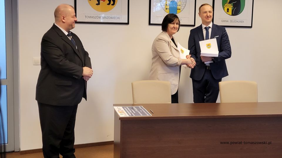 Na zdjęciu: uczestnicy konferencji prasowej, podczas której podpisana została umowa na remont ulicy Wiejskiej w Tomaszowie Mazowieckim, która odbyła się w Starostwie Powiatowym w Tomaszowie Mazowieckim w piątek, 8 kwietnia 2022 roku